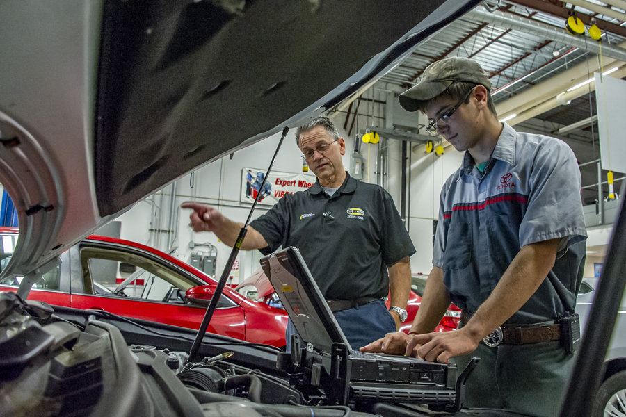 Students in Automotive lab